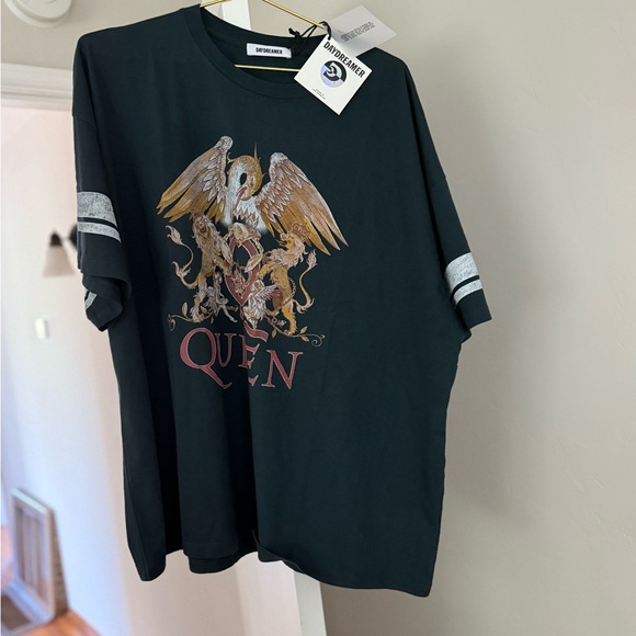 Daydreamer Black Queen Graphic Tee - Picture 3 of 4